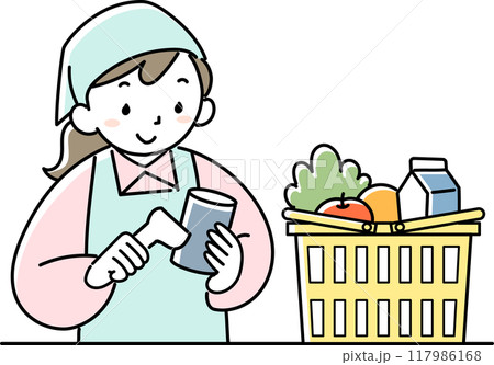 レジで商品のバーコードを読み取る女性店員 117986168