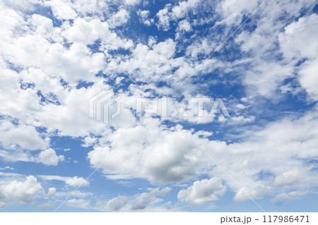 青空の天空に浮く雲の造形【背景素材】 青空の天空に浮く雲の造形【背景素材】 117986471