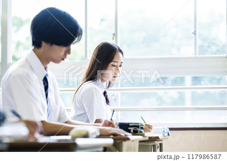授業　教室　男女　高校　中学校　真剣 117986587