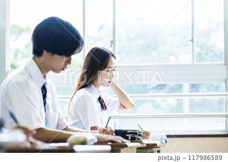 授業　教室　男女　高校　中学校　真剣 117986589