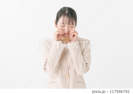 泣いているポーズをする若い女性 117986792