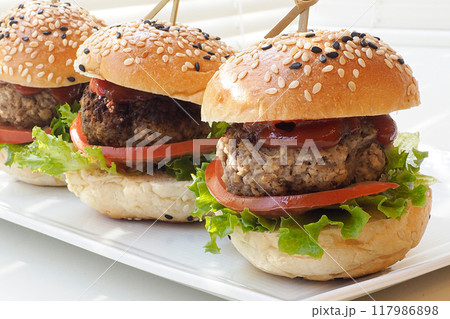 ミニハンバーガー、バーガースライダーでおうちカフェ ミニハンバーガー、バーガースライダーでおうちカフェ 117986898