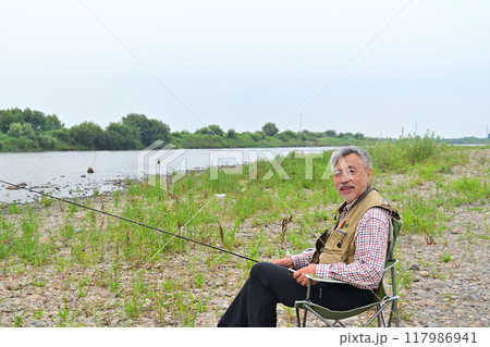フライフィッシングを楽しむベテランの釣り人 フライフィッシングを楽しむベテランの釣り人 117986941