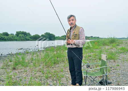 フライフィッシングを楽しむベテランの釣り人  117986943