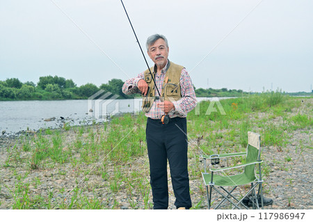 フライフィッシングを楽しむベテランの釣り人  117986947