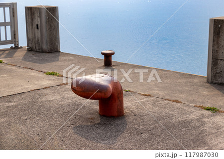 港の岸壁の古い係船柱 117987030