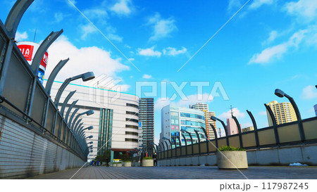 埼玉県川口市の川口駅の東口と西口をつなぐペデストリアンデッキの風景 117987245
