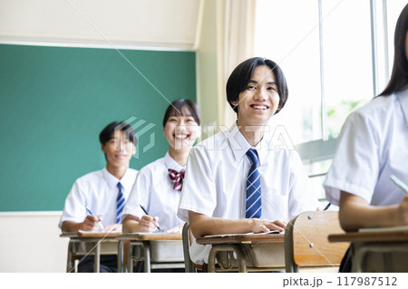 授業　教室　男女　高校　中学校　笑顔 117987512