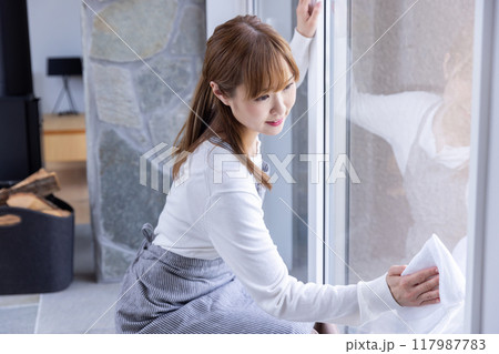 窓拭きをする女性 woman cleaning windows 窓拭きをする女性 woman cleaning windows 117987783
