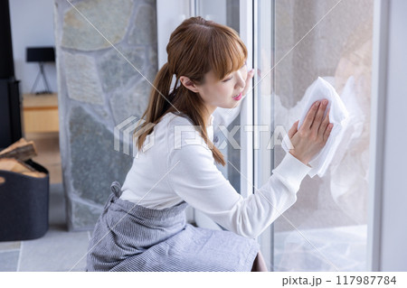 窓拭きをする女性 woman cleaning windows 窓拭きをする女性 woman cleaning windows 117987784