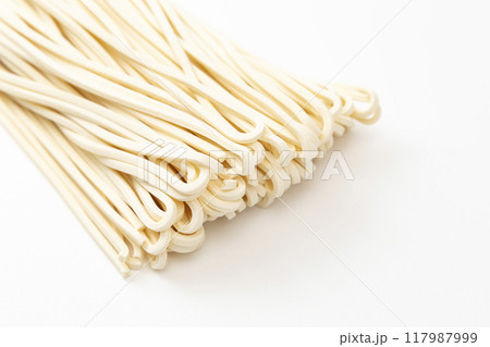白背景に半生うどん 白背景に半生うどん 117987999