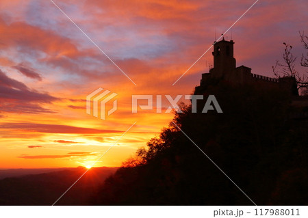 イタリアに囲まれたサンマリノ共和国　世界遺産ティターノ山のチェスタの塔シルエットと朝焼け空の景色 117988011