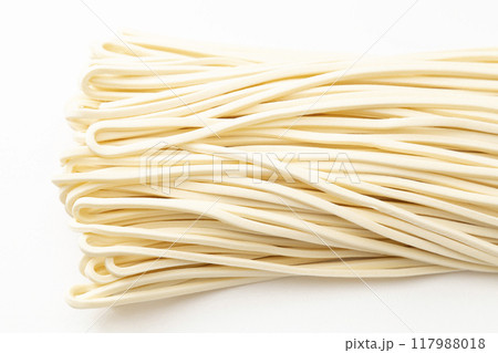 白背景に半生うどん 117988018