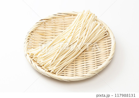 白背景に半生うどん 白背景に半生うどん 117988131
