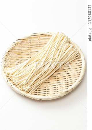 白背景に半生うどん 117988132