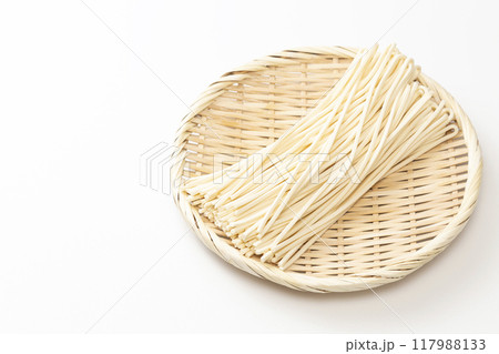 白背景に半生うどん 117988133