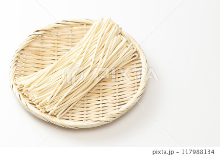 白背景に半生うどん 白背景に半生うどん 117988134