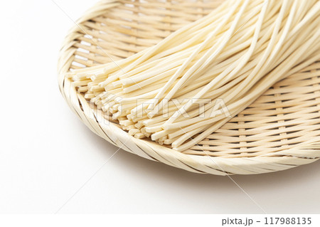 白背景に半生うどん 白背景に半生うどん 117988135