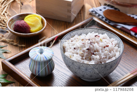 炊きたての雑穀ご飯 （ 三十雑穀 ） 117988208