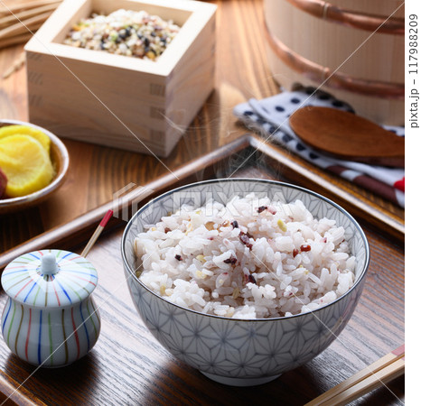 炊きたての雑穀ご飯 （ 三十雑穀 ） 117988209