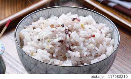 炊きたての雑穀ご飯 （ 三十雑穀 ） 117988210