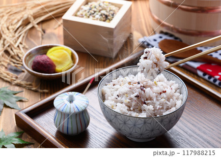 炊きたての雑穀ご飯 （ 三十雑穀 ） 117988215