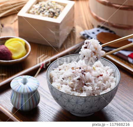 炊きたての雑穀ご飯 ( 三十雑穀 ) 炊きたての雑穀ご飯 ( 三十雑穀 ) 117988216