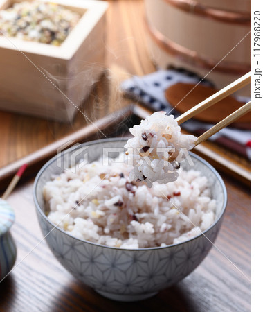 炊きたての雑穀ご飯 （ 三十雑穀 ） 117988220