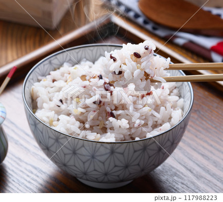 炊きたての雑穀ご飯 （ 三十雑穀 ） 117988223