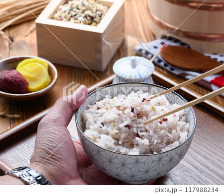 炊きたての雑穀ご飯 （ 三十雑穀 ） 117988234