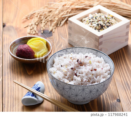 炊きたての雑穀ご飯 （ 三十雑穀 ） 117988241