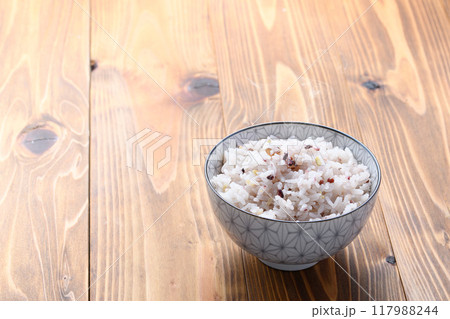 炊きたての雑穀ご飯 （ 三十雑穀 ） 117988244