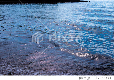 穏やかに波立つ濃青の水面 117988354
