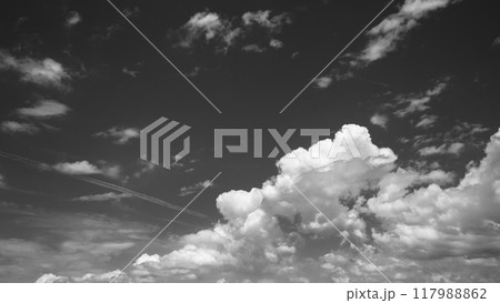 晩夏の青空に漂う積雲と飛行機雲 モノクロ 晩夏の青空に漂う積雲と飛行機雲 モノクロ 117988862