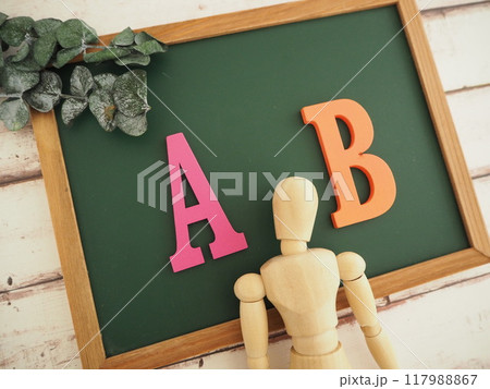 黒板にABの文字と人形　AかB　選択　二択　　 117988867