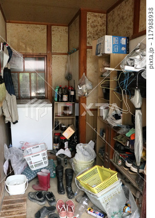 散らかった部屋 ゴミ屋敷　かたずけの素材画像 117988938