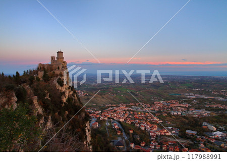 イタリアに囲まれたサンマリノ共和国　世界遺産ティターノ山断崖の夜明けのロッカグアイタ城砦の景色 117988991