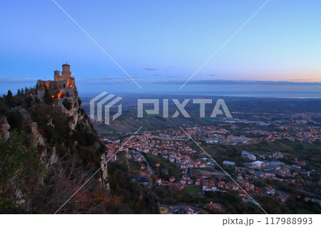 イタリアに囲まれたサンマリノ共和国　世界遺産ティターノ山断崖の夜明けのロッカグアイタ城砦の景色 117988993