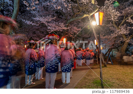 長野県伊那市　天下第一の桜と言われる高遠城址公園満開の夜桜と高遠ばやしを練りながら歩く人たち 117989436