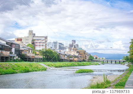 曇りの鴨川と三条大橋 117989733
