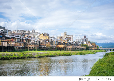 川床が建ち並ぶ鴨川の河川敷 117989735