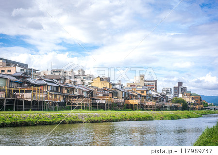 曇りの川床が建ち並ぶ鴨川の河川敷 117989737