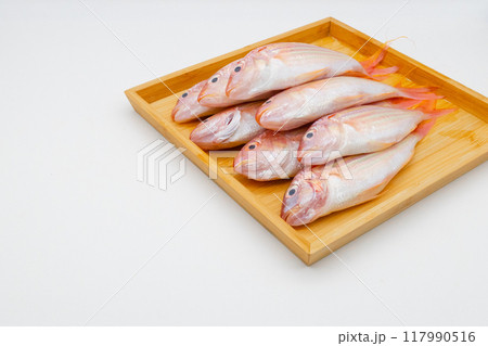 木製のトレーに並べられたカラフルな魚いとより 木製のトレーに並べられたカラフルな魚いとより 117990516