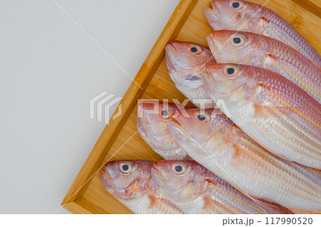 木製のトレーに並べられたカラフルな魚いとより 木製のトレーに並べられたカラフルな魚いとより 117990520