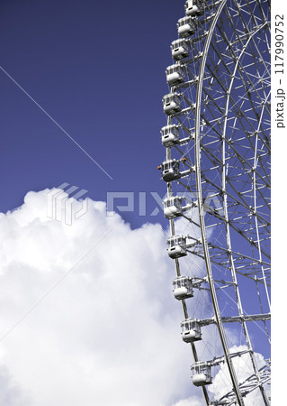 青空と雲と観覧車　縦　アップ 117990752
