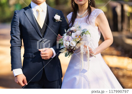 結婚する二人 117990797