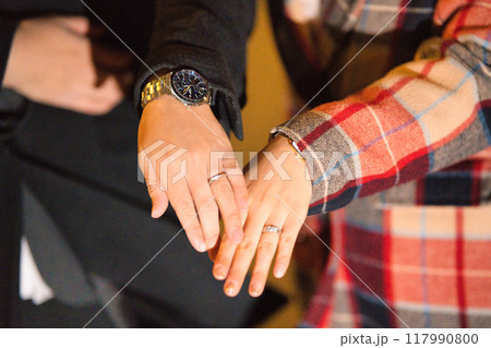 結婚する二人の手に指輪 117990800