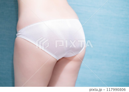 白いパンツを履いた女性のお尻 117990806