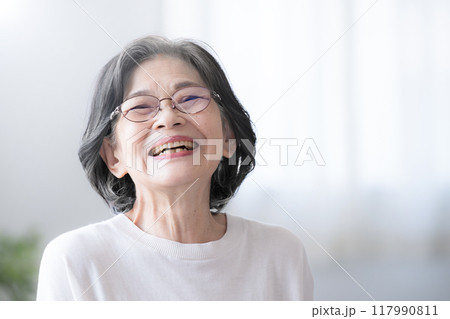 笑顔のシニア女性　部屋の中で大笑いする 117990811