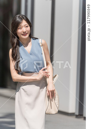 オフィス街を歩くビジネスウーマン オフィス街を歩くビジネスウーマン 117990849
